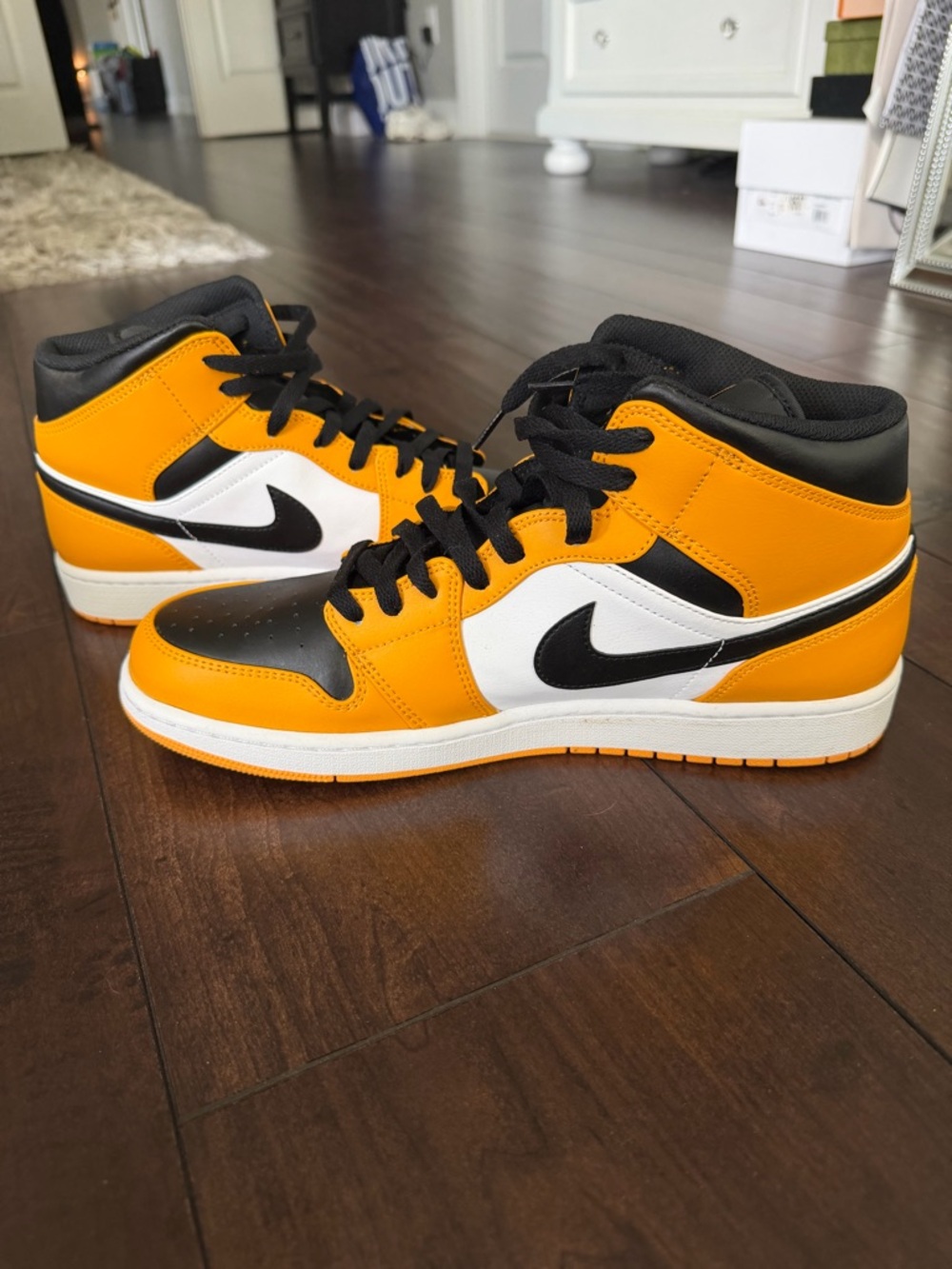 Jordan 1 Mid - Black/White/Yellow - Picture 4 of 5